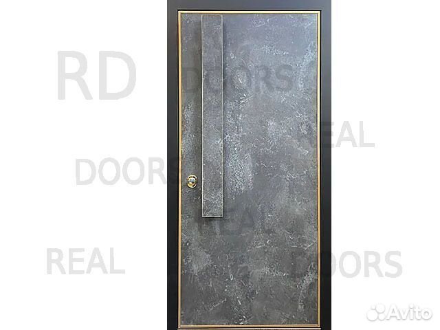 Стильная входная железная дверь с широкой ручкой