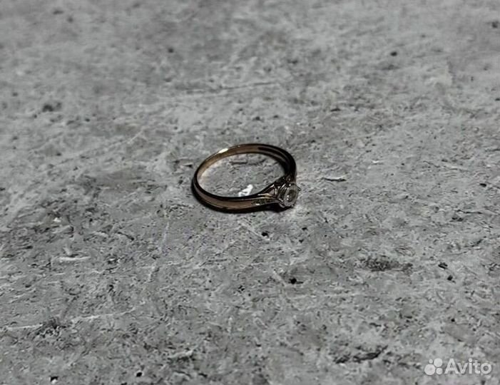 Золотое кольцо с бриллиантом
