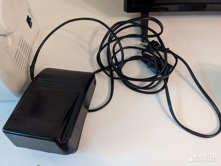 Швейная машина Janome 7518A белый