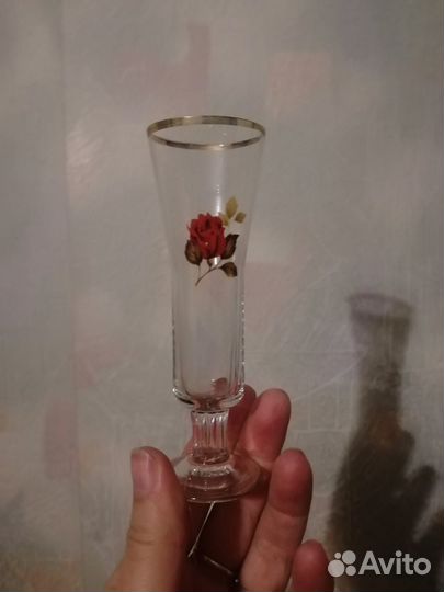 Высокие бокалы и рюмочки