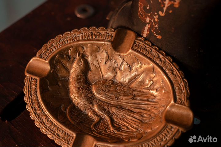 Антикварное блюдце с птицей и дубовыми листьями