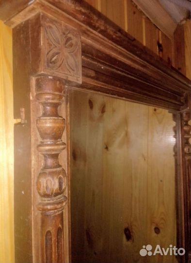 Винтажное зеркало в резном деревянном багете