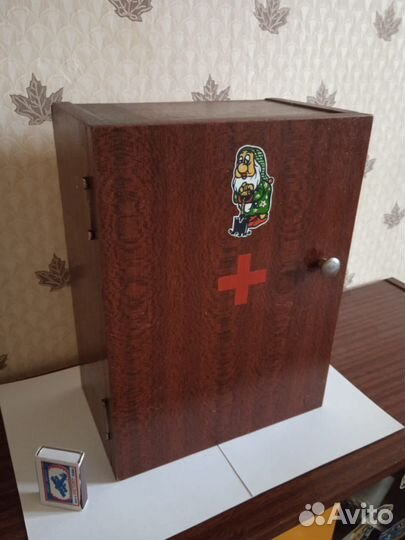 Навесная полка аптечка