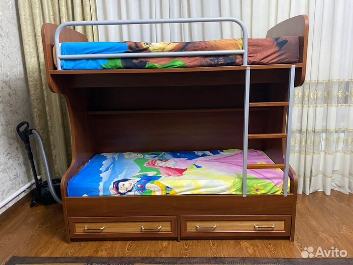 Кровать двухьярусная