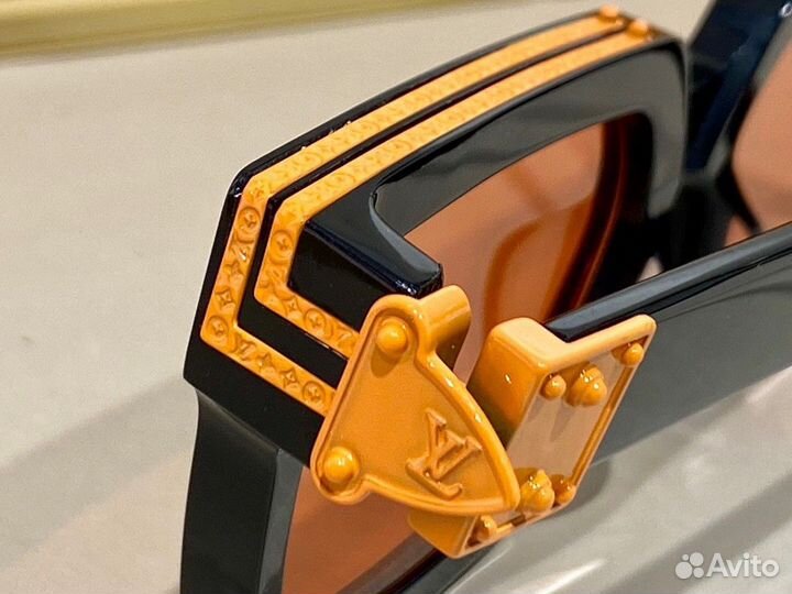 Солнцезащитные очки Louis Vuitton