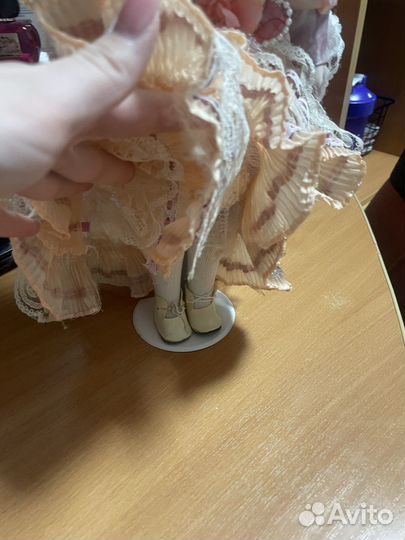 Кукла фарфоровая