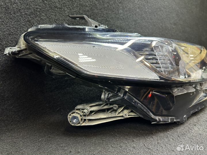 Правая фара Toyota Camry 70 17-21г целая V70
