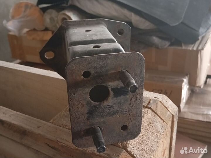 Кронштейн усилителя бампера Gx470L