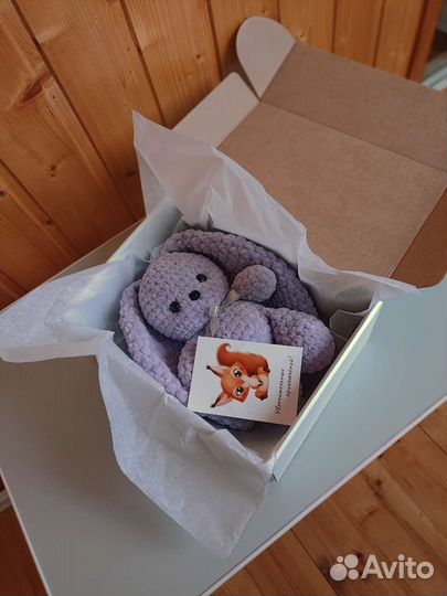 Плюшевый заяц вязаный