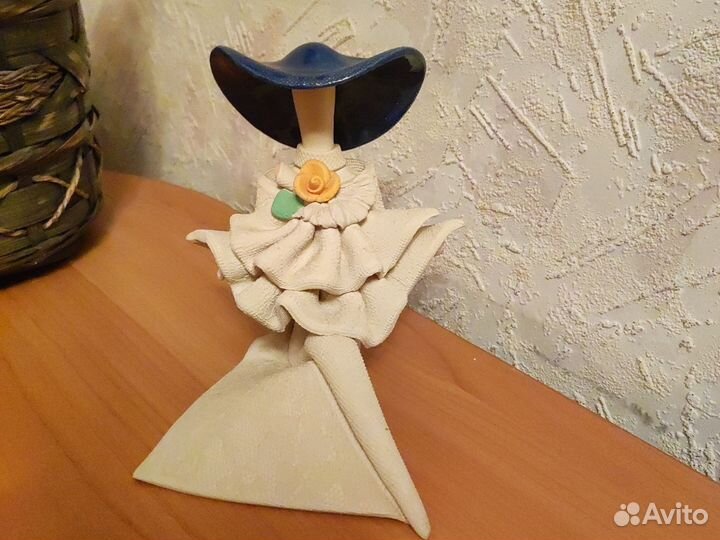 Фигурка декоративная Дама в синей шляпке