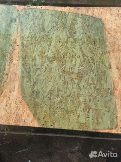 Стекло передней двери Мерседес спринтер 906 левое