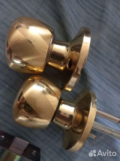 Дверная ручка с защелкой