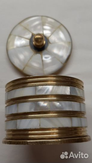 Ваза и статуэтка из сандалового дерева