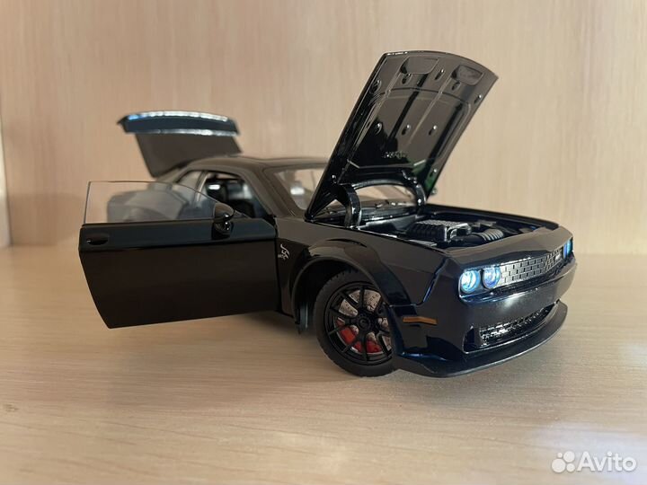 Коллекционная машинка Dodge Challenger SRT 1:24