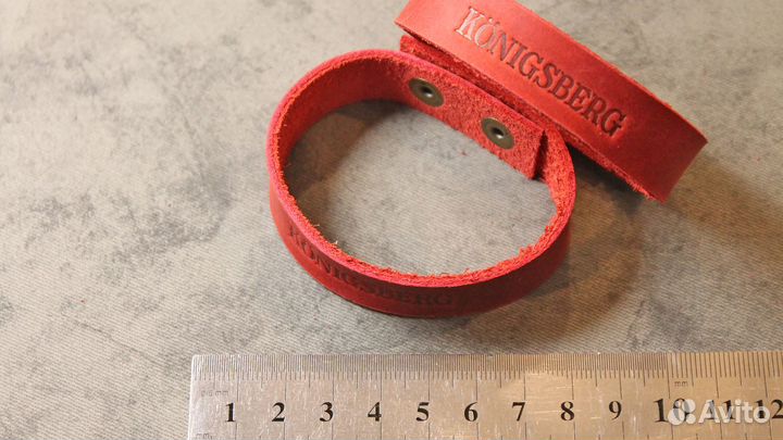 Кожаный браслет с тиснением 