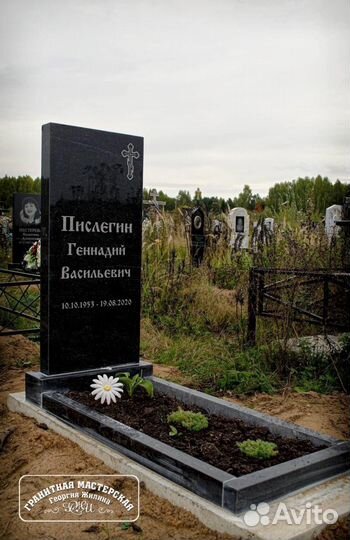 Памятники из черного гранита в Перми под ключ