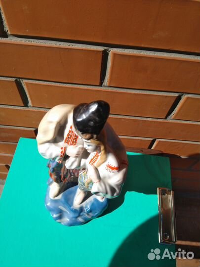 Фарфоровая статуэтка 