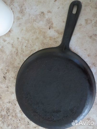 Сковорода чугунная с литой ручкой, диам. 24 см