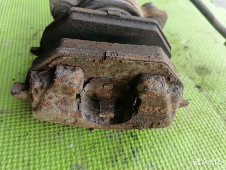 Суппорт передний правый Фольксваген Гольф 5 плюс