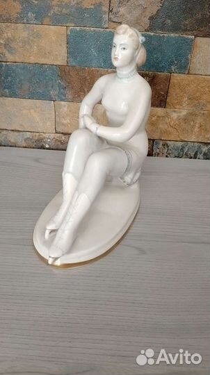 Статуэтка Девушка на коньках