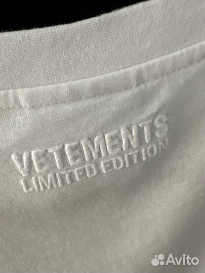 Футболка Vetements Love Is T-Shirt