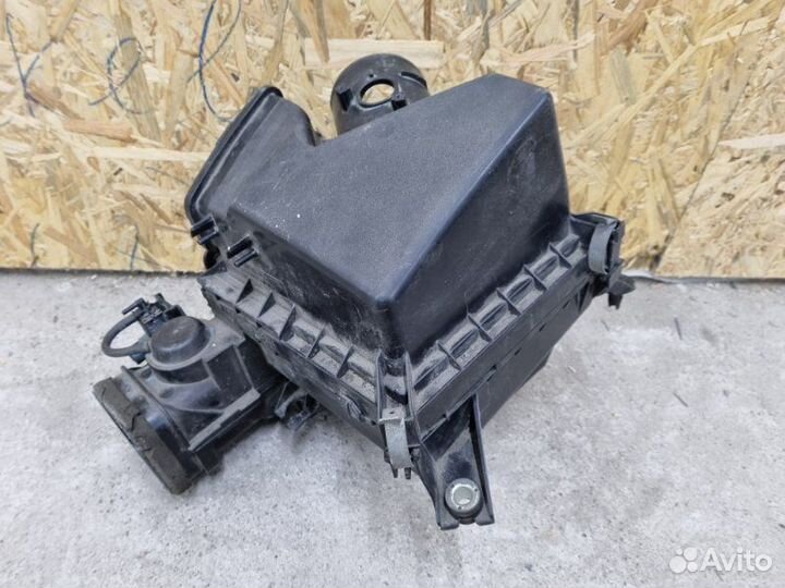 Корпус воздушного фильтра Toyota Camry C 2011