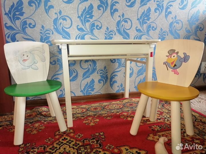 Детский стол и 2 стула