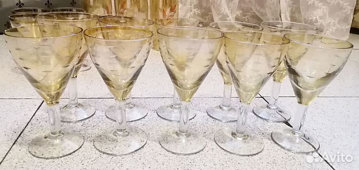Бокалы и стаканы золотистые