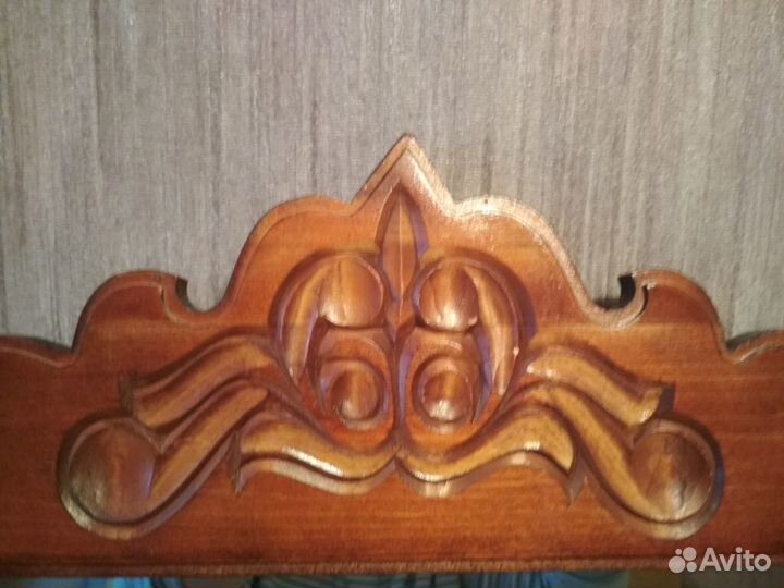 Зеркало в деревянной раме