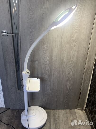 Лампа с лупой