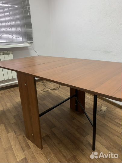 Стол совершенно новый