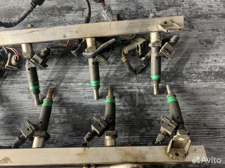Топливная рампа форсунками BMW 7 E65