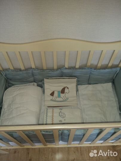 Детская кроватка с маятником