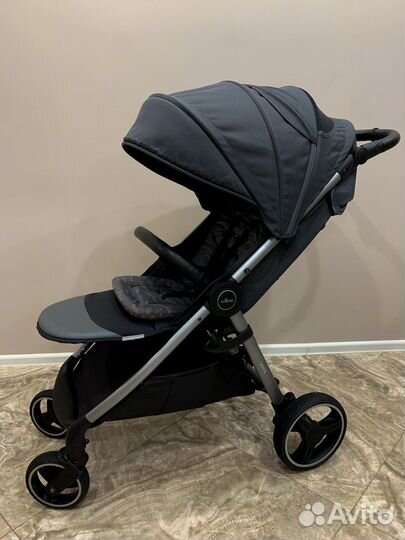 Прогулочная коляска серая