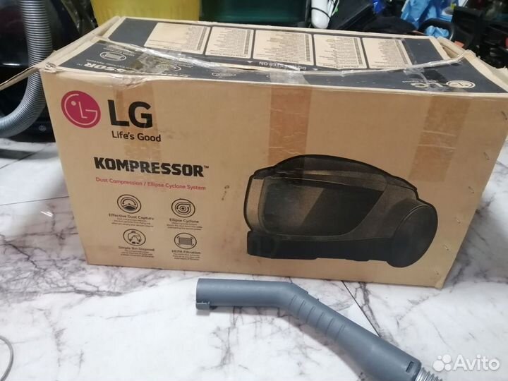 Пылесос безмешковый LG