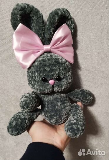 Плюшевый заяц вязаный