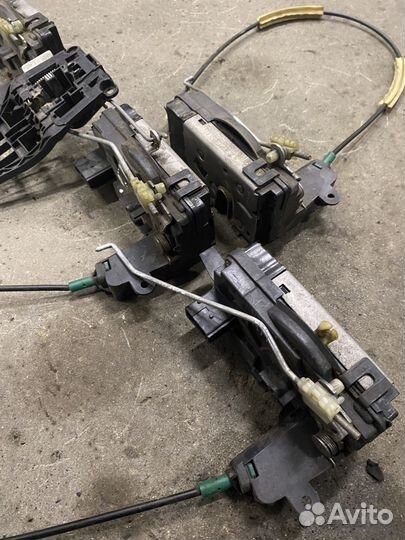 Замок двери передний левый Opel Astra H