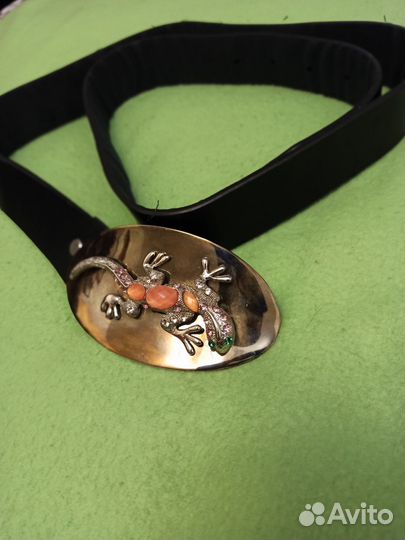 Ремень с ящерицей на пряжке