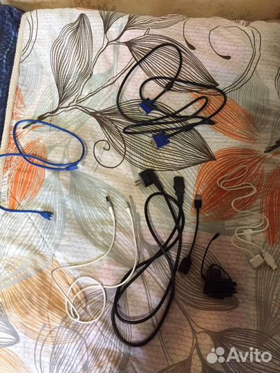Кабели для компьютера и зарядные устройства