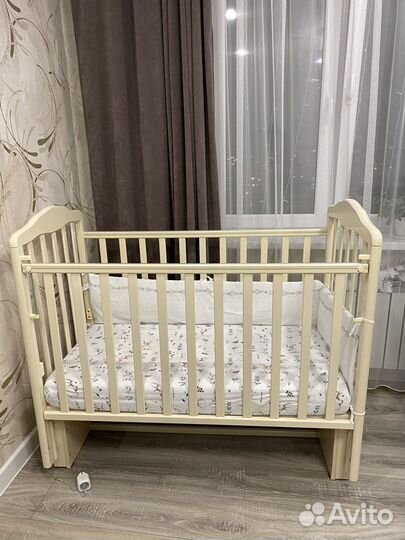 Детская кроватка с маятником