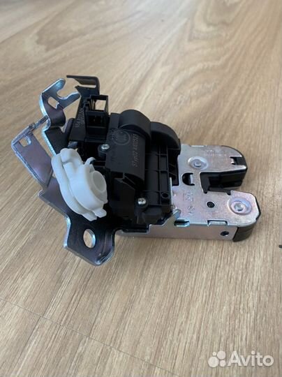 Замок крышки багажника Skoda Octavia A8