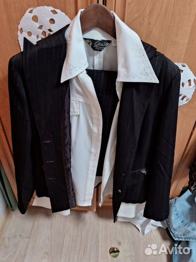 Деловой женский костюм: Пиджак, юбка, рубашка