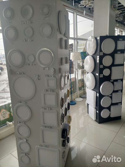 Люстры, обои, светильники, зеркала