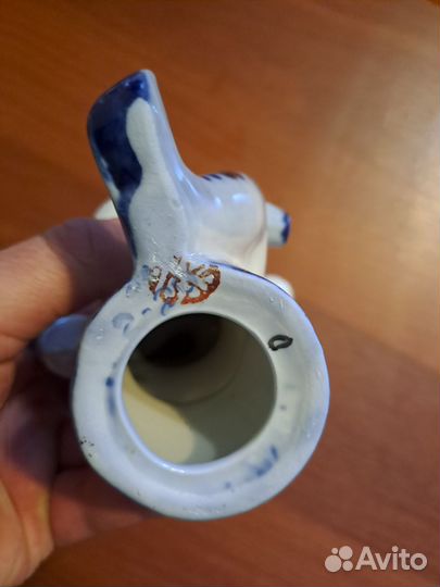 Статуэтка фарфоровая Скоморох с игрушкой