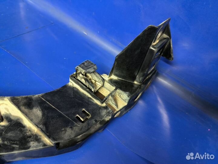 Кронштейн пер бампера правый Volkswagen Polo