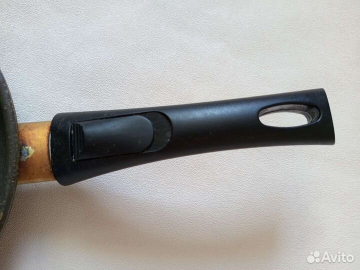 Чугунная сковорода с титановым покрытием 23*5