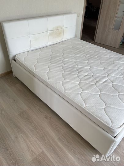 Кровать двуспальная с подъемным механизмом