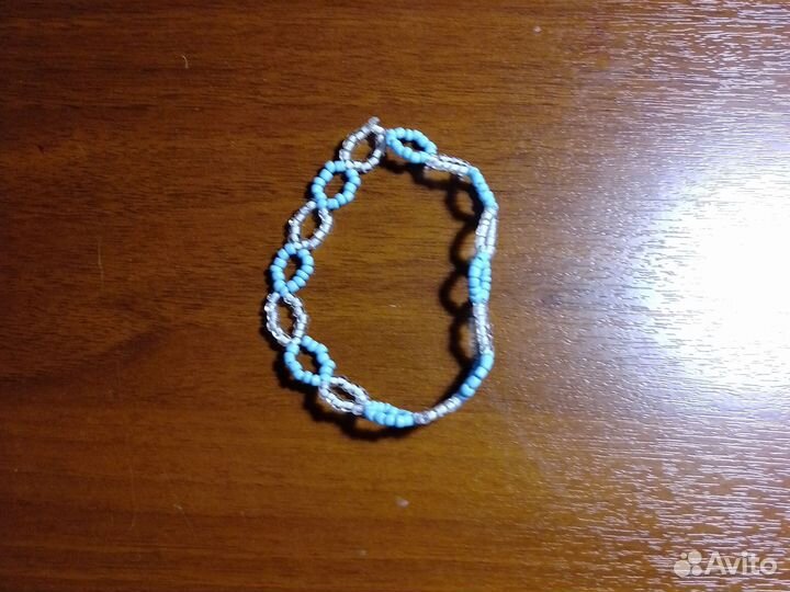Браслет сине-белый кружочками