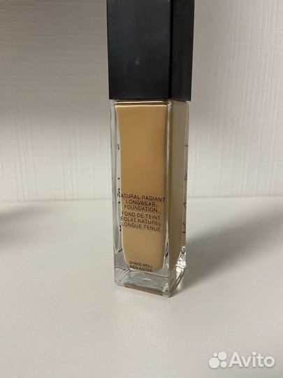 Тональный крем и кисточка