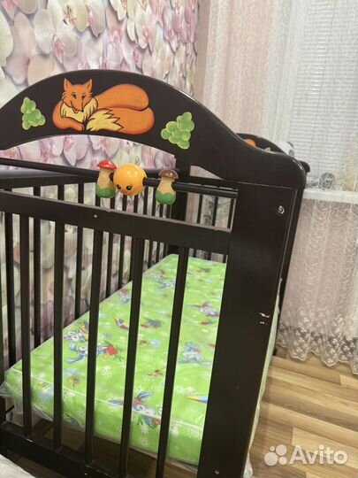 Детская кроватка с маятником